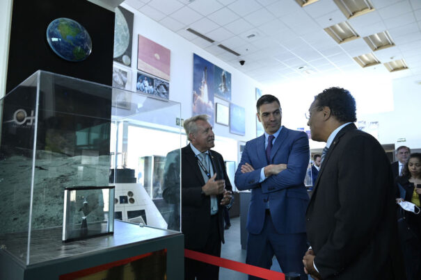 Pedro Sánchez durante su visita al Centro de Entrenamiento y Visitantes INTA-NASA. Foto: Pool Moncloa/Borja Puig de la Bellacas