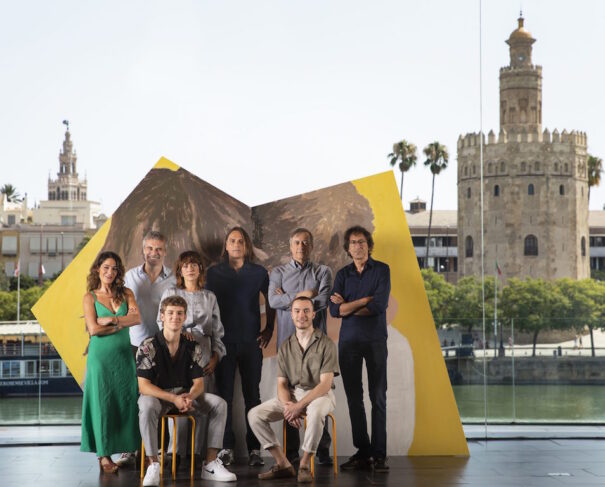 De pie: Tamara Casellas, Domingo Corral, María León, Rafael Cobos, José Antonio Félez, Paco Baños. Sentados: Hugo Welzel y Germán Rueda (Foto: Julio Vergne / Movistar Plus+)