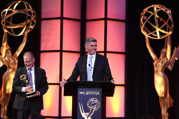 Matthias Erb (ARRI) recibe el Emmy Tecnológico 2022 (Foto: Jordan Strauss/Invision for The Television Academy/AP Images)