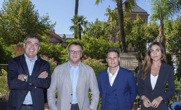 From left to right: Martin Umaran, co-founder and President EMEA, Globant; Martin Migoya, co-founder and CEO, Globant; Oscar Mayo, Executive Director, LaLeague; Patricia Pomies, Chief Operating Officer, Globant.