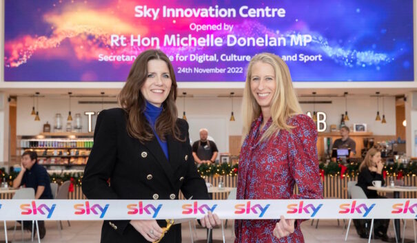Dana Strong, Directora General del Grupo Sky, con la diputada Michelle Donelan, Secretaria de Estado para Asuntos Digitales, Cultura, Medios de Comunicación y Deporte, en la inauguración oficial del nuevo Centro de Innovación de Sky, situado en su campus de Osterley, en el oeste de Londres.