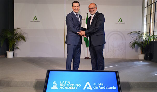 l presidente de la Junta de Andalucía, Juanma Moreno, tras la reunión que ha mantenido en el Palacio de San Telmo con el CEO de La Academia Latina de la Grabación, Manuel Abud,