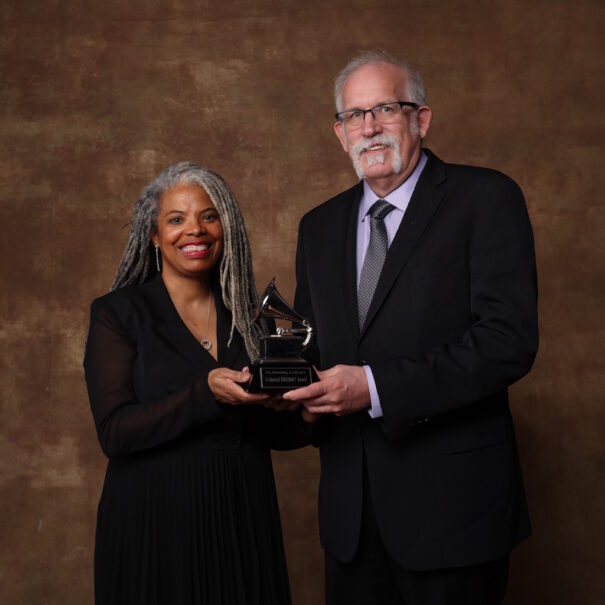 El presidente de AES, Bruce Olson, y la presidenta electa de AES, Leslie Gaston-Bird, reciben el Grammy Técnico (Photo: Phillip Faraone/Getty Images for The Recording Academy)