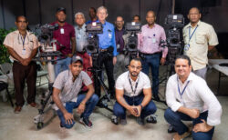 Luis Aquino (de pie, segundo por la derecha) y colegas de CERTV con Alan Keil (camisa azul) y Oscar Vaca (camisa azul) de Ikegami, además de las cuatro nuevas cámaras UHK-X700.