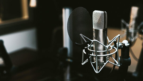 AI - Dubbing - Microphone - Studio