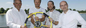 Thomas Riedel 与 Sebastian Vettel 和 Erik Heil 一起展示了新的德国 SailGP 车队