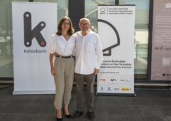 El director del Festival de San Sebastián, José Luis Rebordinos, y la directora de la Red Gipuzkoa de Kutxabank, Marta Madinabeitia.