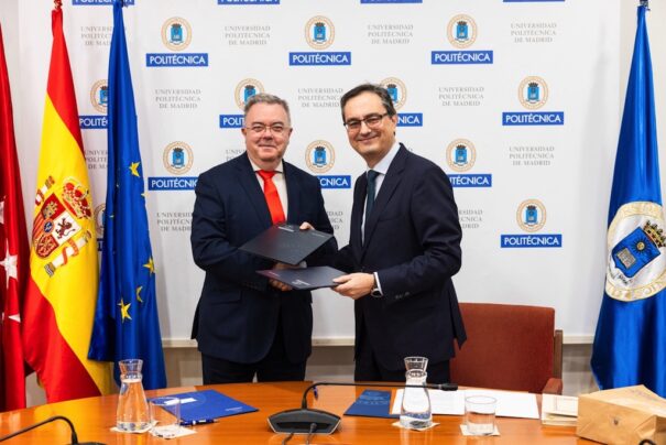 El rector de la Universidad Politécnica de Madrid (UPM), Guillermo Cisneros, y el secretario general del Consejo de Administración de RTVE, Alfonso Morales