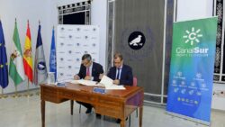 Firma del Convenido RTVA-UMA entre el director general de RTVA, Juande Mellado, y el rector de la UMA, Juan Teodomiro López.