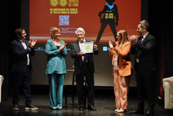 Hoyo de Manzanares homenajea a Enrique Cerezo