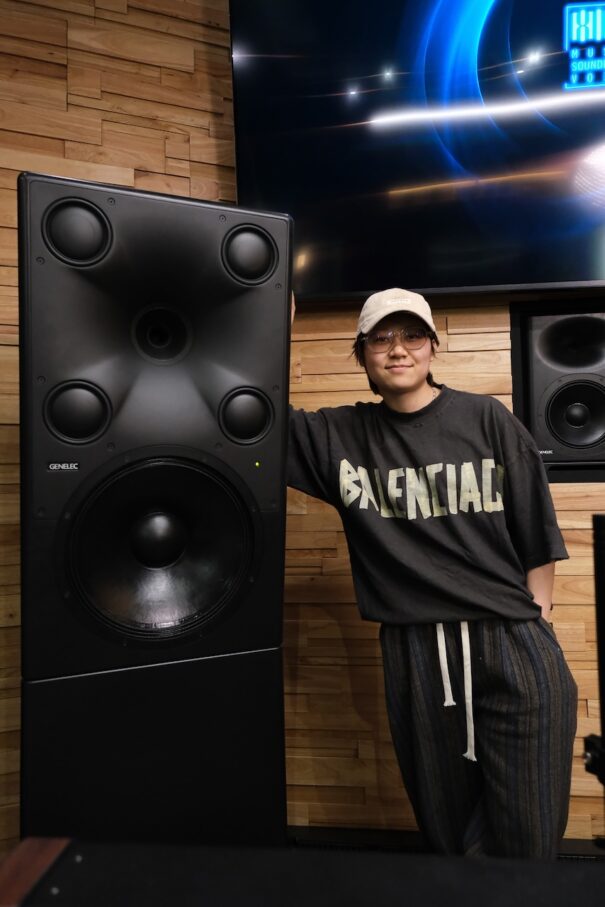 Chocolate Zhu de 8082 Audio Studio con Genelec 8381As.