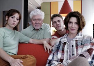 Victoria Luengo, Pedro Almodóvar, Patrick Criado y Bárbara Lennie en el rodaje de 'Amarga navidad' (Foto: Iglesias Más/El Deseo PC)