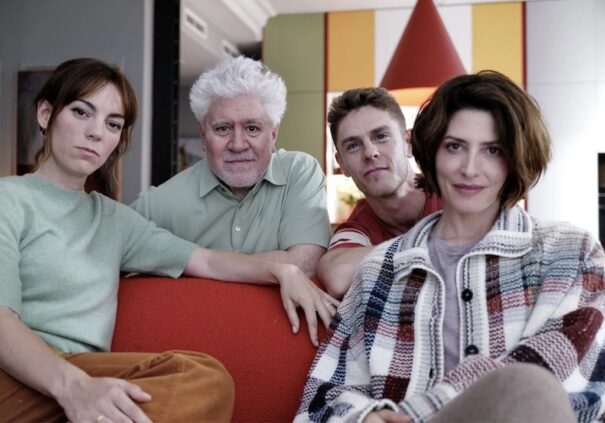  Victoria Luengo, Pedro Almodóvar, Patrick Criado y Bárbara Lennie en el rodaje de 'Amarga navidad' (Foto: Iglesias Más/El Deseo PC)