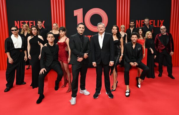 Enzo Vogrincic, Najwa Nimri, Blanca Suárez, Manu Ríos, Ester Expósito, Pedro Alonso, Úrsula Corberó, Diego Ávalos, Ted Sarandos, Georgina Rodríguez, Clara Galle, Tamar Novas, Álvaro Morte, Clara Lago, Fernando Gil, Carmen Machi y Luis Tosar en el 10º aniversario de Netflix (Foto: Carlos Alvarez/Getty Images for Netflix)