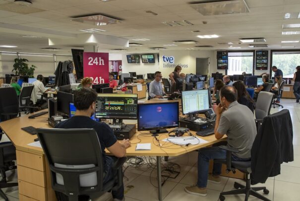 Mesa de redacción de informativos en Torrespaña (RTVE)