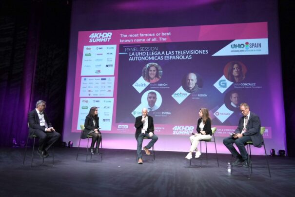 De izquierda a derecha, Pedro Espina, Director Técnico de RTVA; Amaya Remón, Subdirectora de Ingeniería de EiTB; Xavi Redón, vicepresidente de UHD Spain; Sara González, Directora de Soporte Tecnológico de Televisión de Galicia; y José María Casaos, Director Técnico de Telemadrid.