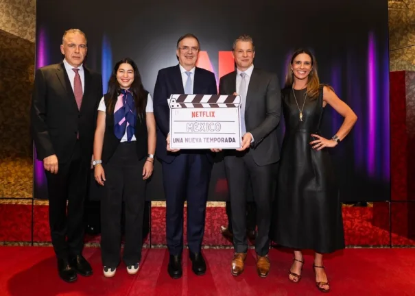 Francisco Ramos, Vicepresidente de Contenido para Latinoamérica; Manola Zabalza, Secretaria de Desarrollo Económico de la CDMX, Marcelo Ebrard, Secretario de Economía; Greg Peters, co-CEO de Netflix; Carolina Leconte, Vicepresidente de Contenido para México. (Foto: Sam Takataka/Netflix) 