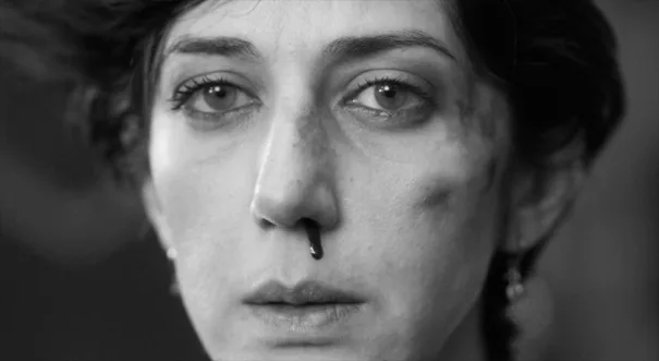 Blackmagic - DaVinci Resolve - Dos personas intercambiando saliva