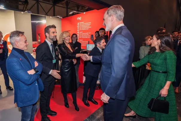 Los Reyes, Felipe y Letizia, visitan el stand de RTVE en la feria de arte contemporáneo ARCO (IFEMA)