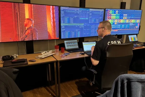 El centro de control de RF en la sala de sonido: Spectera WebUI en la pantalla central, la aplicación Sonoros en la pantalla de la derecha, registrando los datos y grabando el audio de cada dispositivo
