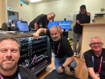 Los miembros del equipo técnico (TAE) Jonas Næsby (delante a la izquierda), Vincent Tilgenkamp (en el centro), Gerhard Spyra (delante a la derecha), Volker Schmitt (detrás a la izquierda) y el invitado de Neumann Patrick Greppi (detrás a la derecha), que instalaron los monitores en la sala de visualización de las delegaciones
