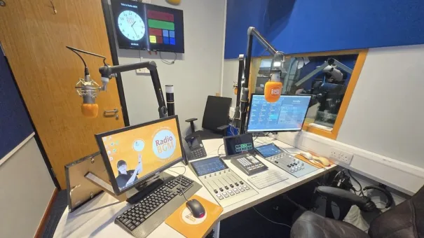 El estudio de Radio BGM con sus superficies de control DHD SX2 de seis y cuatro faders, recientemente integradas