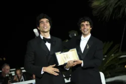 Javier Calvo y Javier Ambrossi hacen historia en Cannes con el premio a Mejor Dirección por 'La bola negra' (Foto: Marco Barada / Festival Cannes)