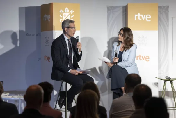Oriol Nolis y Sonia Urbano en la presentación cobertura RTVE visita León XIV